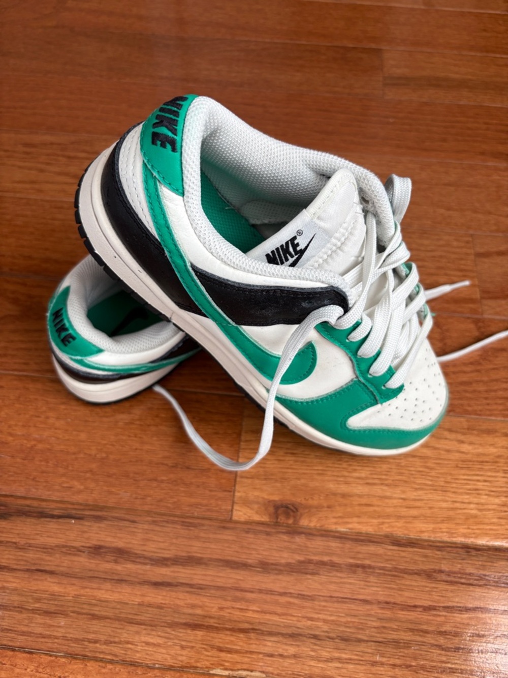 Nike Kids Green, White and Black Low-Top Sneakers